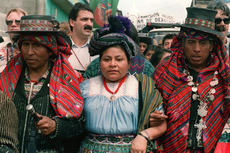 GUATEMALA, Solola. Le 12 octobre 1992, à Solola au bord du lac Atitlan, Rigoberta Menchú, militante des droits indigènes et prix Nobel de la paix, marche avec d'autres membres du peuple quiché lors d'une manifestation contre l'oppression et la barbarie que subissent les paysans mayas. - © AFP / ROLANDO GONZALEZ