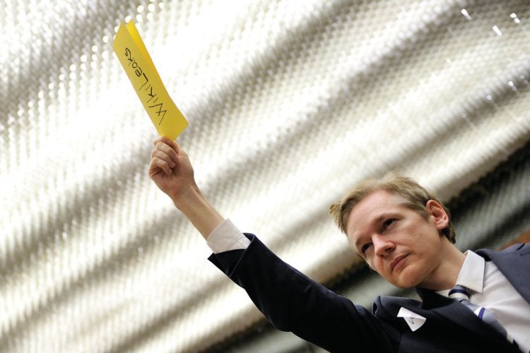 SUISSE, Genève. Le 5 novembre 2010, dans les locaux des Nations Unies, deux semaines après la publication par Wikileaks, le site lanceur d'alertes, de 400 000 documents américains classifiés sur la guerre d'Irak, Julian Assange, demande la parole lors d'une réunion entre des ONG et des représentants du Département d'État. - © AFP / FABRICE COFFRINI
