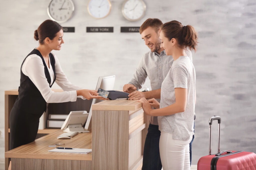 Clients à la réception d'un hôtel