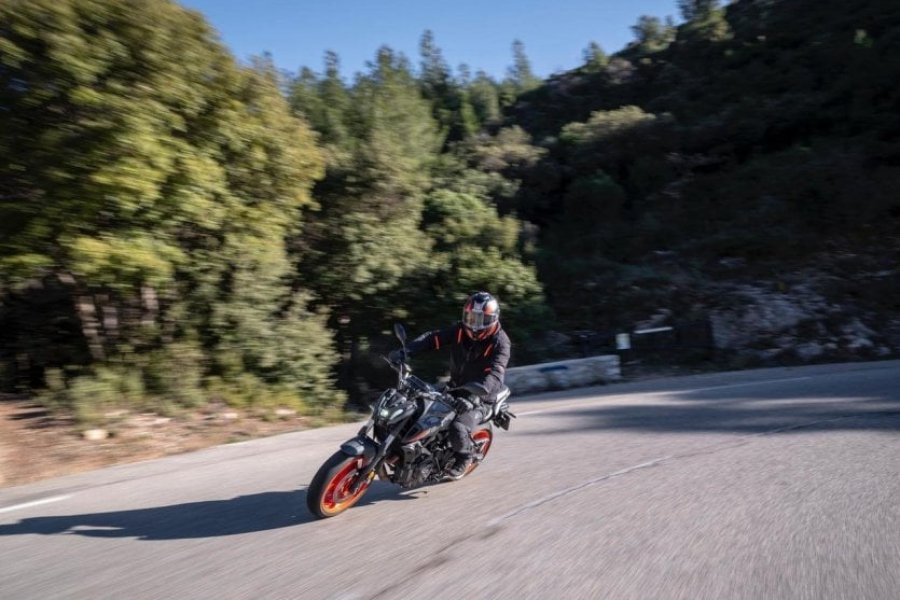 骑着摩托车沿着奥弗涅火山公路行驶，惊叹于中央高原的美景。