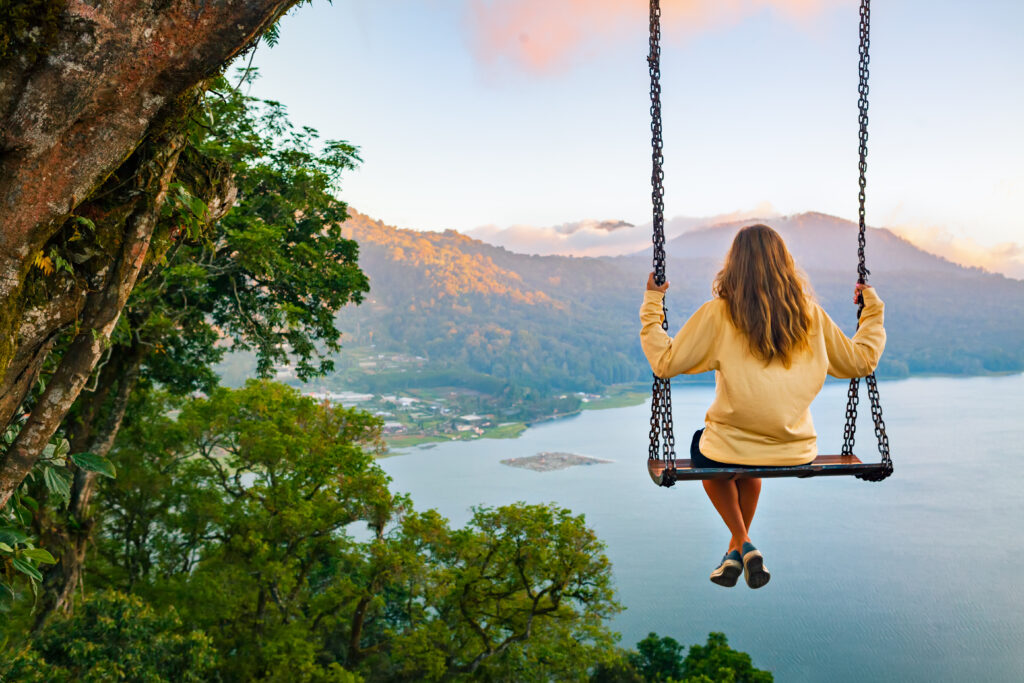 Jeune femme face à un paysage de rêve