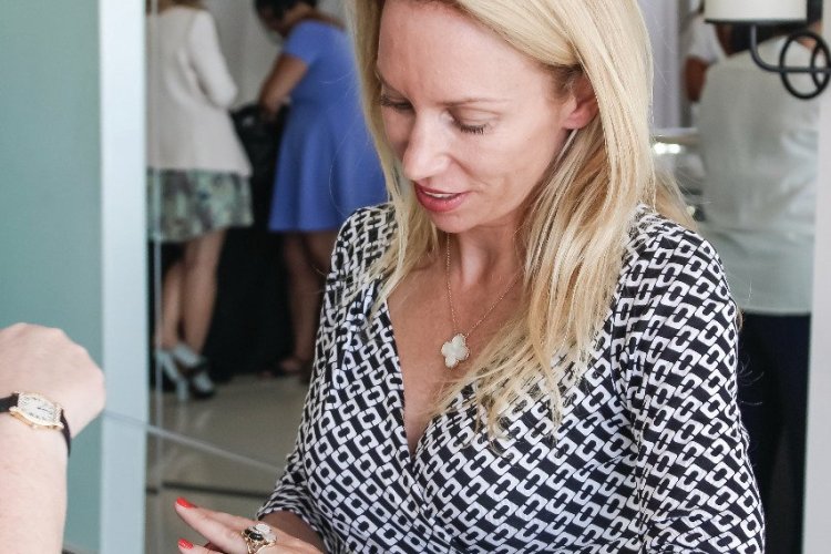 Essai des bijoux au Ladies Breakfast, le 17 avril 2015. - © FAAM