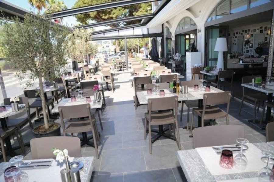 Un bistrot chic en bord de mer à Juan-les-Pins