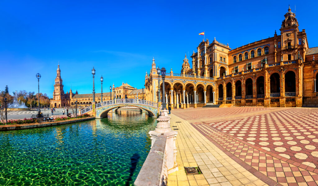 Plaza Espana à Séville en Andalousie © maylat - Adobe Stock