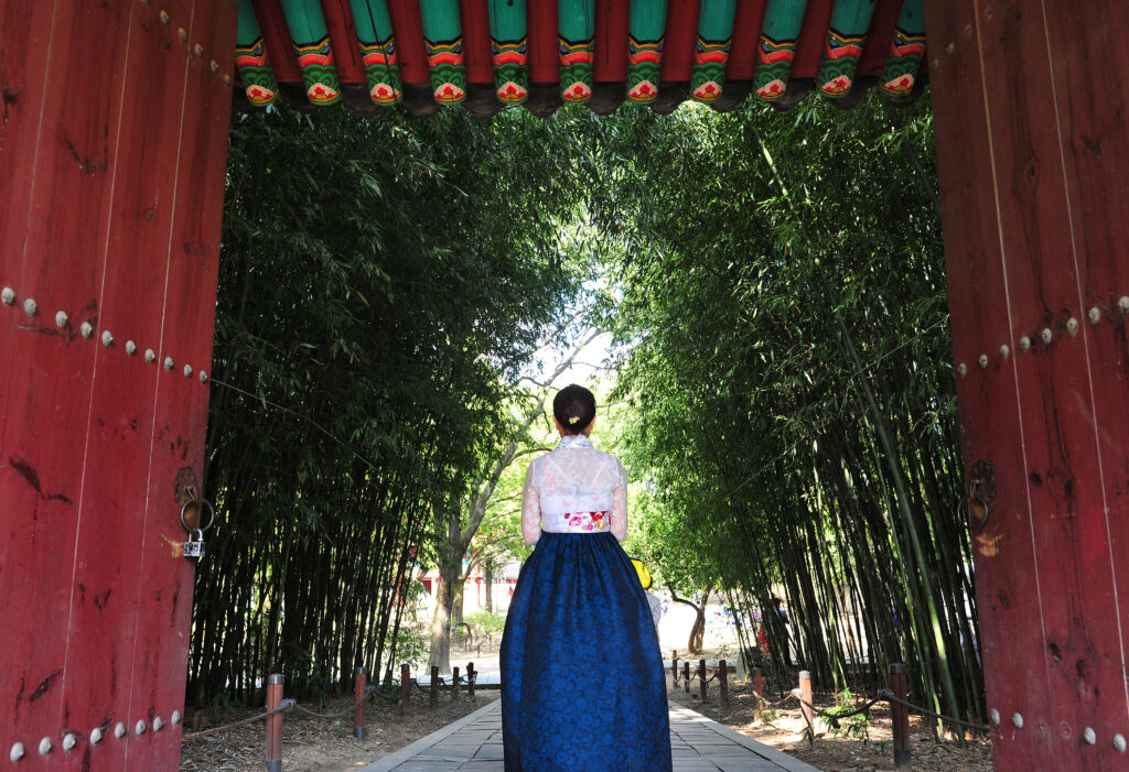 Jeune femme habillée de façon traditionnelle dans la ville de Jeonju 