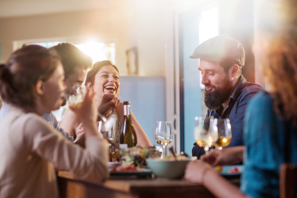 Groupe de personnes autour d'une table 