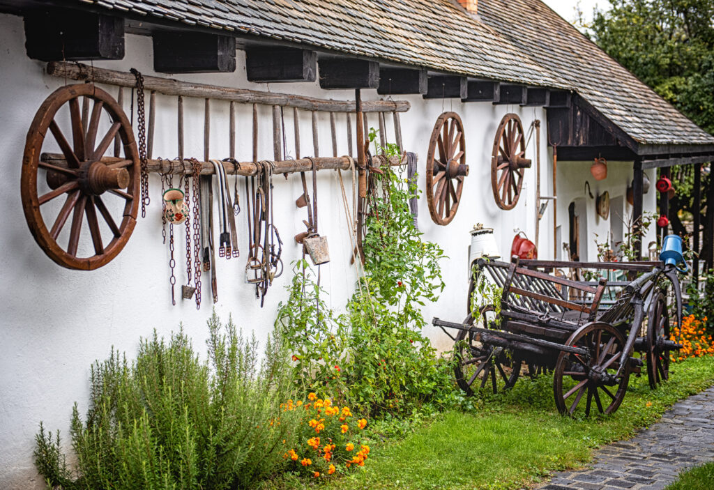 Maisons traditionnelles au village-musée de Hollókő