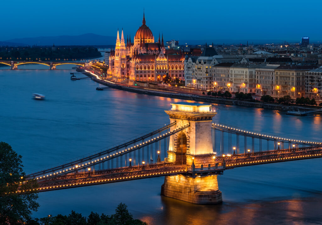 Vue sur vue le pont des Chaînes à Budapest 