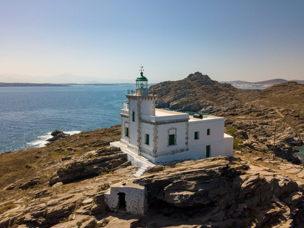 Phare de Capo di Korakas sur l'île de Naxos en Grèce