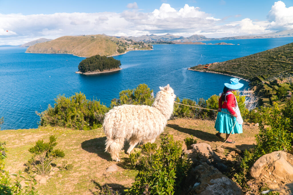 Femme avec un lama en Bolivie