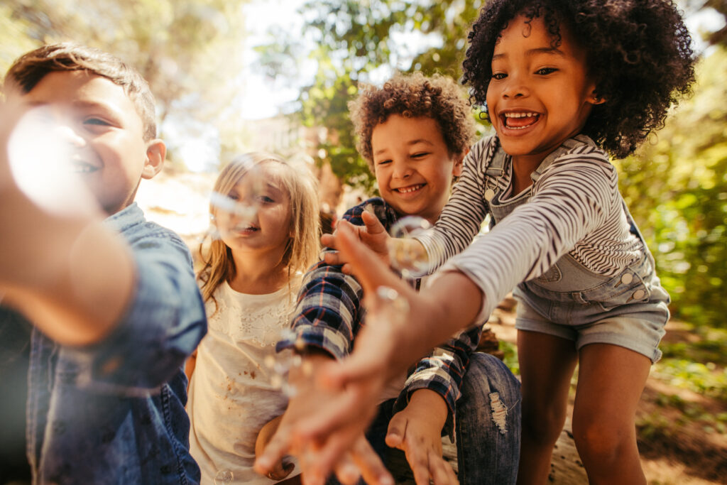 Groupe d'enfants jouant en extérieur