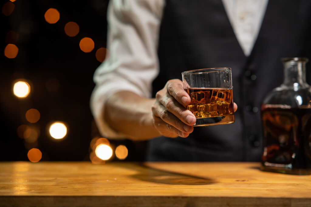 Barman avec un verre d'alcool