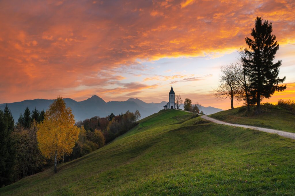 Jamnik, petite église isolée en Slovénie