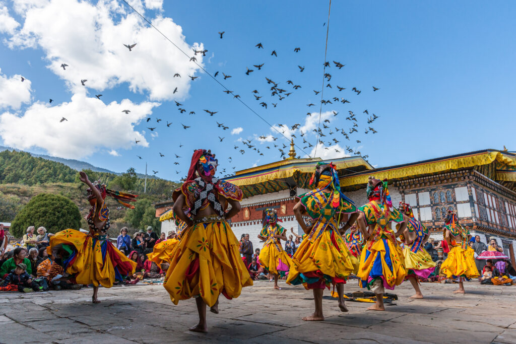 Danse religieuse au tshechu du lhakhang de Jambay au Bhoutan.
