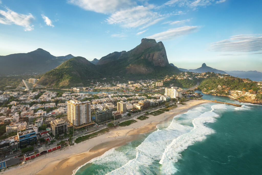 Vue sur le Barra da Tijuca et le mont Pedra da Gavea 