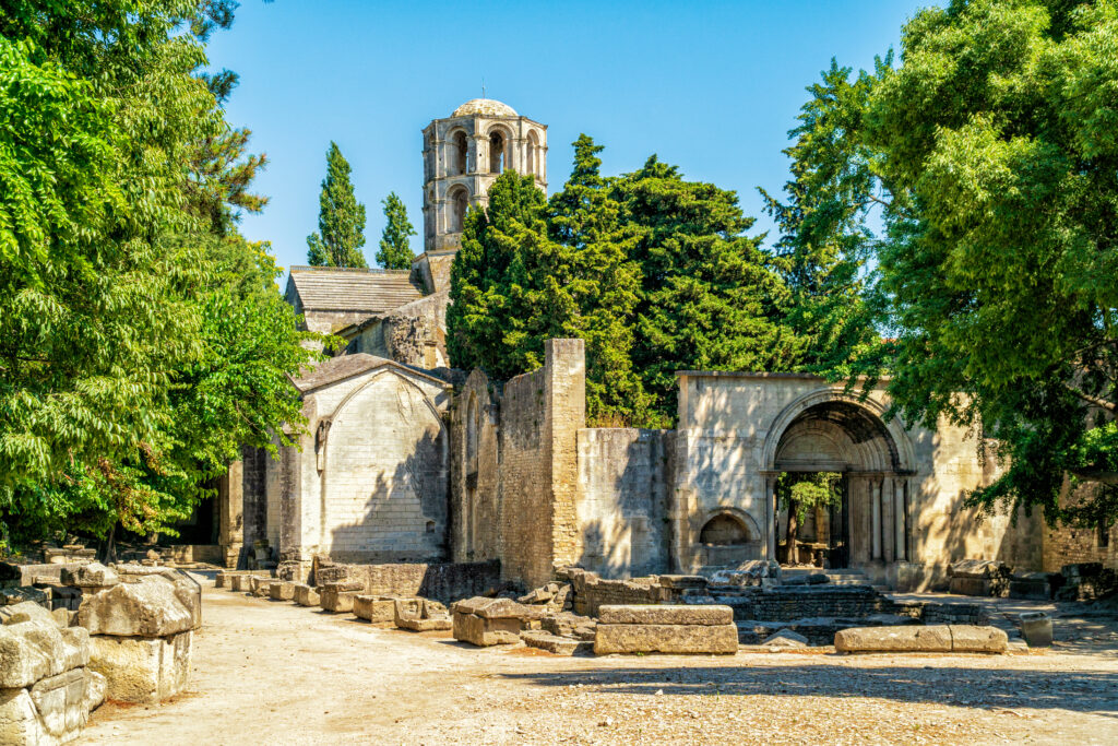 Les Alyscamps, nécropole romaine à Arles