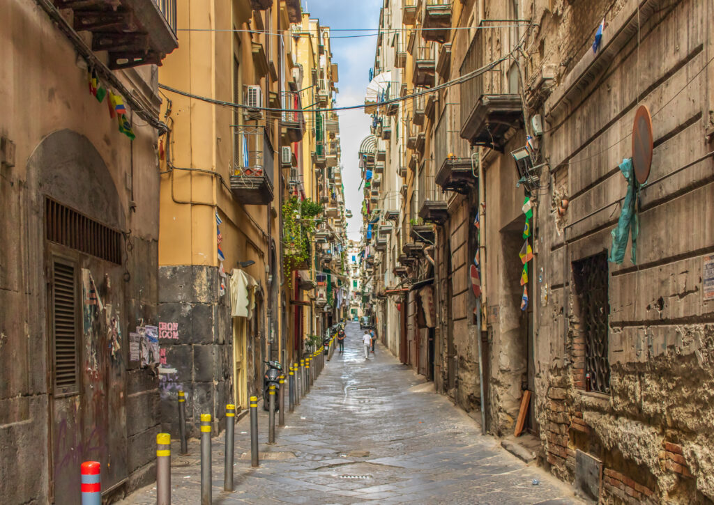 Rue Spaccanapoli dans la vieille ville de Naples