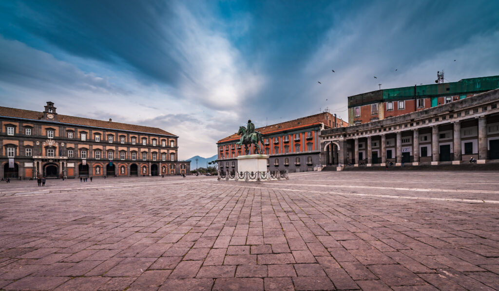 La Piazza del Plebiscito, plus grande place de Naples