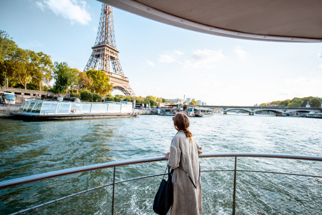 Jeune femme en bateau devant la tour Eiffel