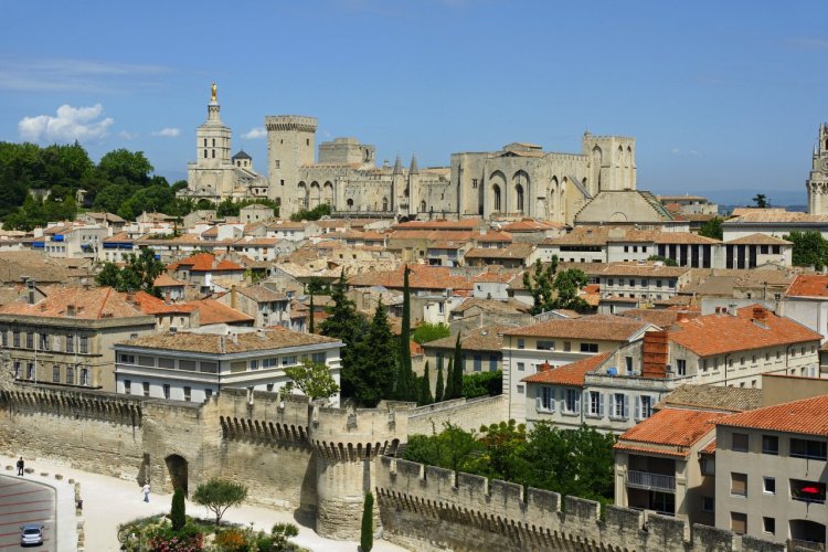 La ville d'Avignon, dominée par le Palais des Papes. - © Yves ROLAND - Fotolia