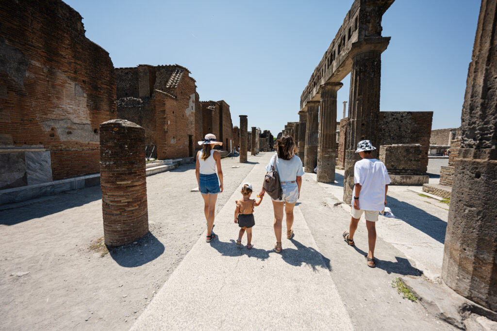 Famille de touristes visitant Pompéi