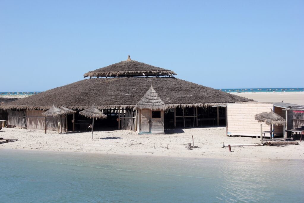 Hutte sur la plage, ile des flamands roses, Djerba