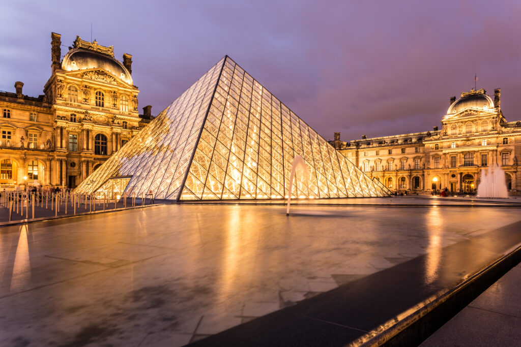 Pyramide du Louvre à Paris de nuit