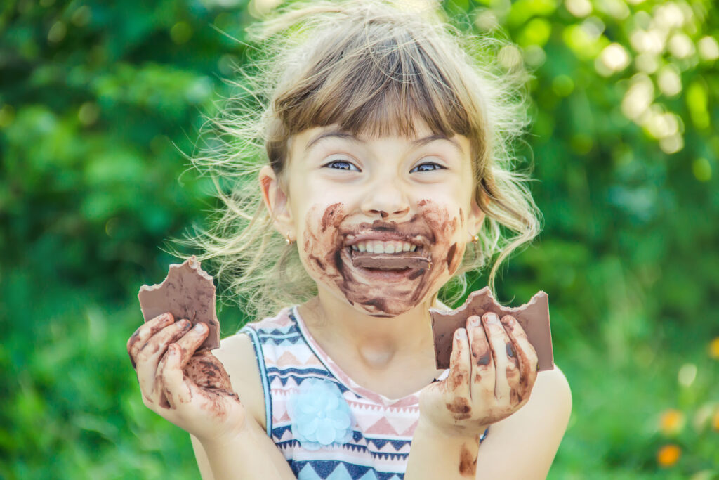 Enfant souriant avec du chocolat