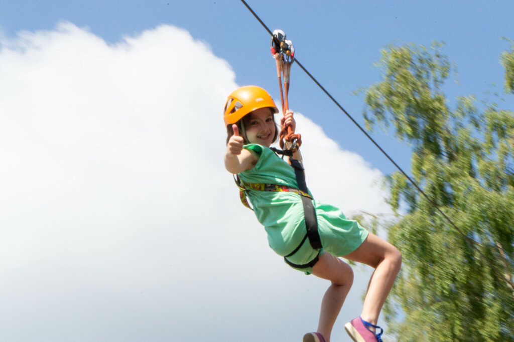 Enfant en tyrolienne