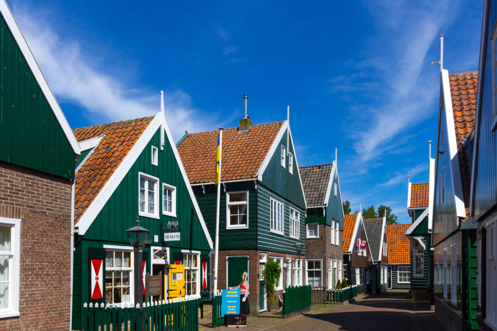 Maisons typiques sur l’île de Marken