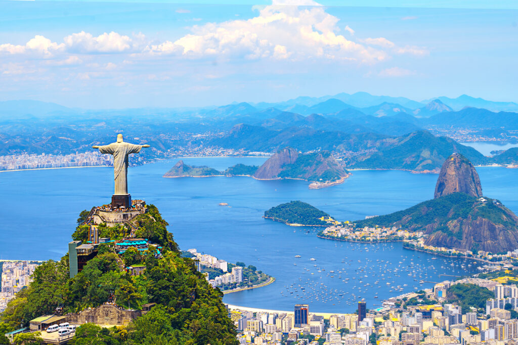  Vue aérienne sur Rio de Janeiro et le Christ Rédempteur
