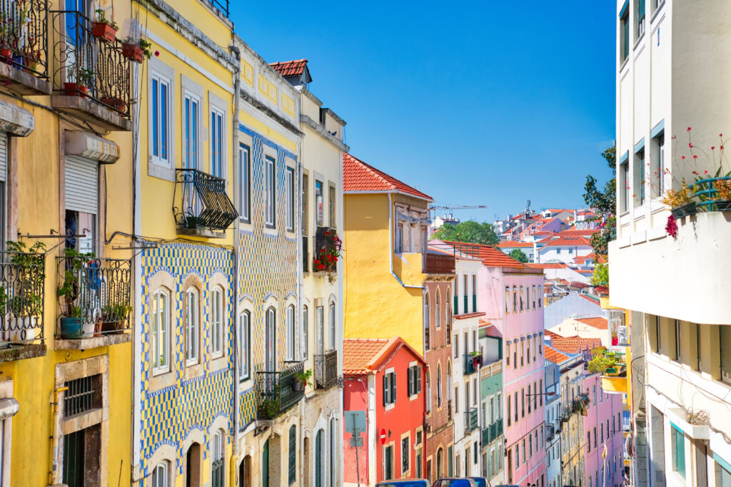 Ruelles colorées du quartier historique de Lisbonne