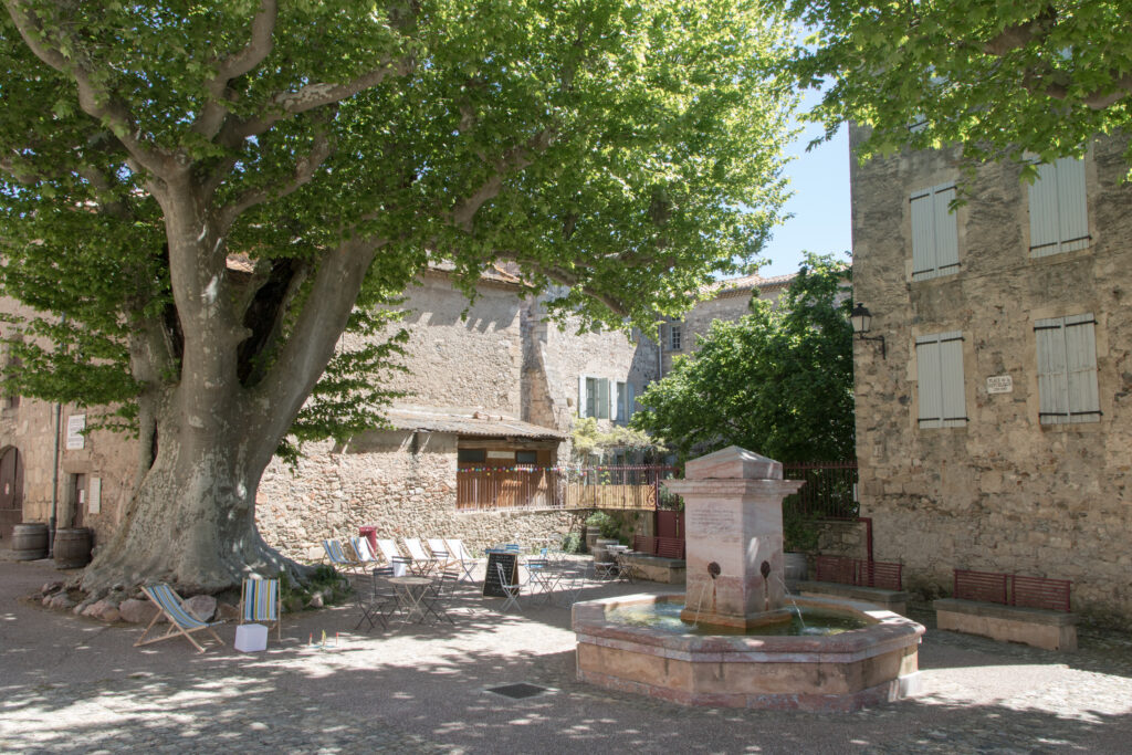 Place ombragée et fontaine à Caunes-Minervois