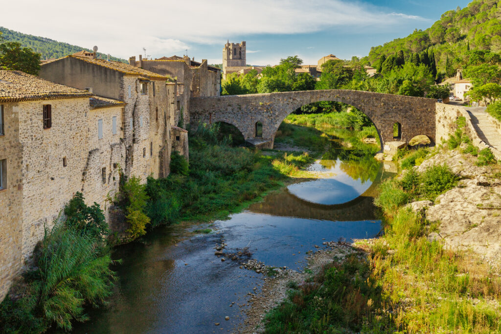 Village de Lagrasse avec en fond la vue sur l'abbaye 