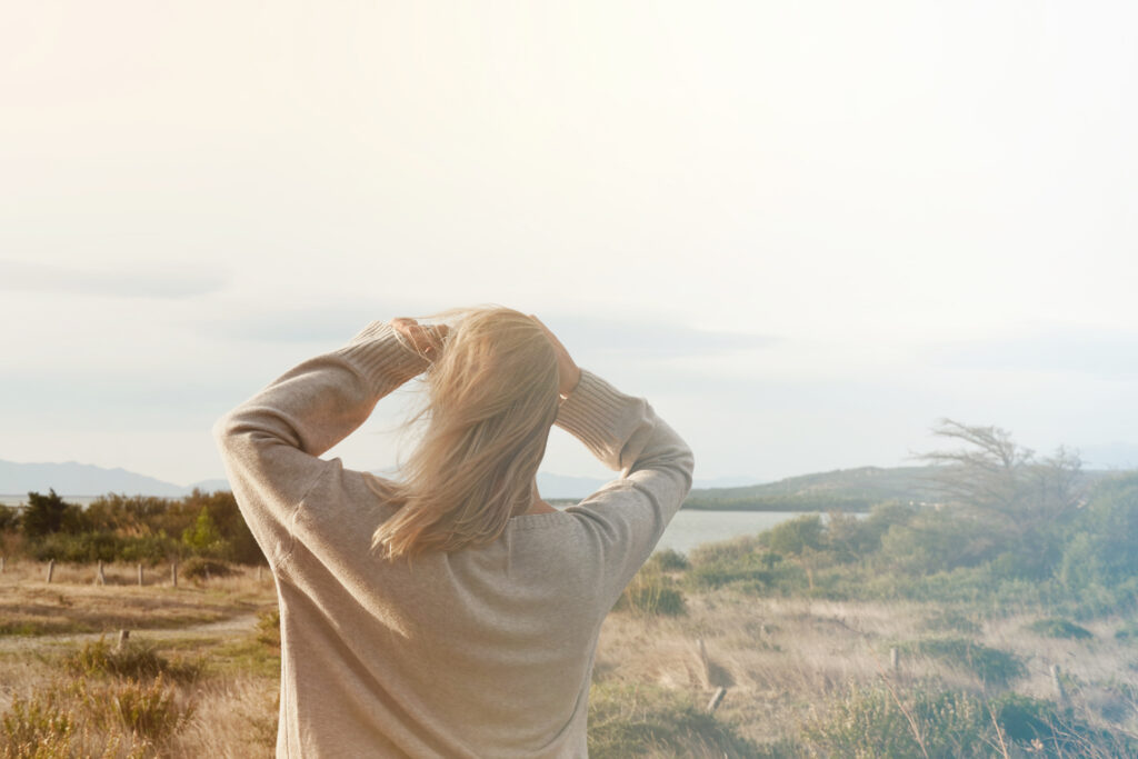 Femme dans le Parc naturel de la Narbonnaise 