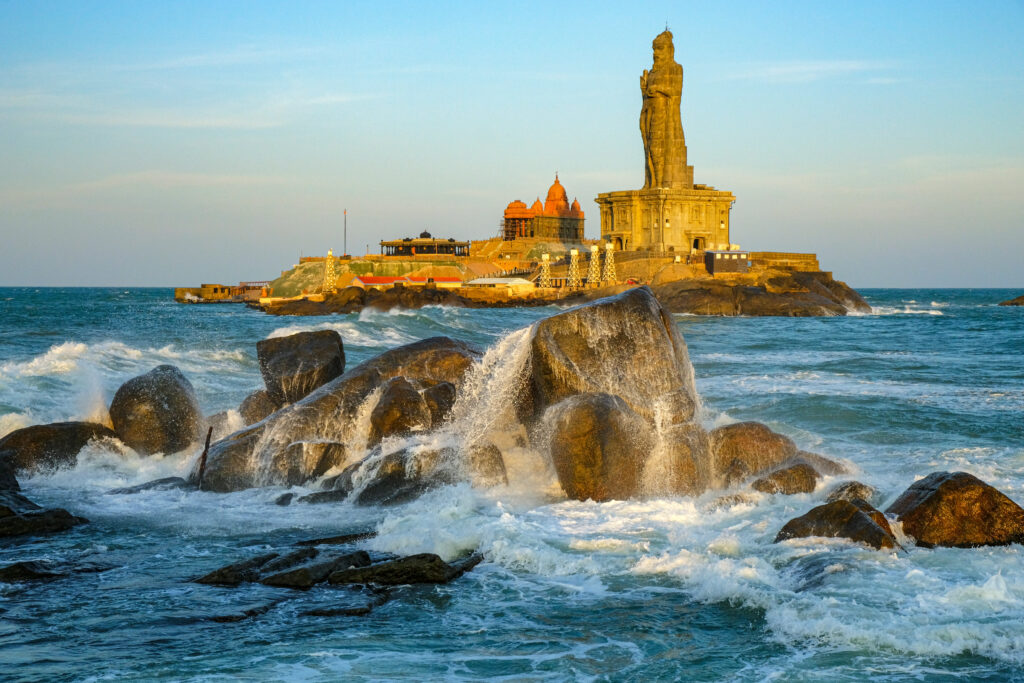 Vue sur la statue de Thiruvalluvar