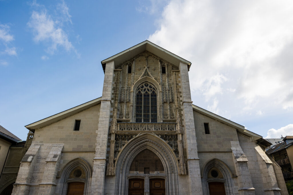 Façade de style gothique flamboyant de la Cathédrale Saint-François-de-Sales, dans le centre historique de Chambéry