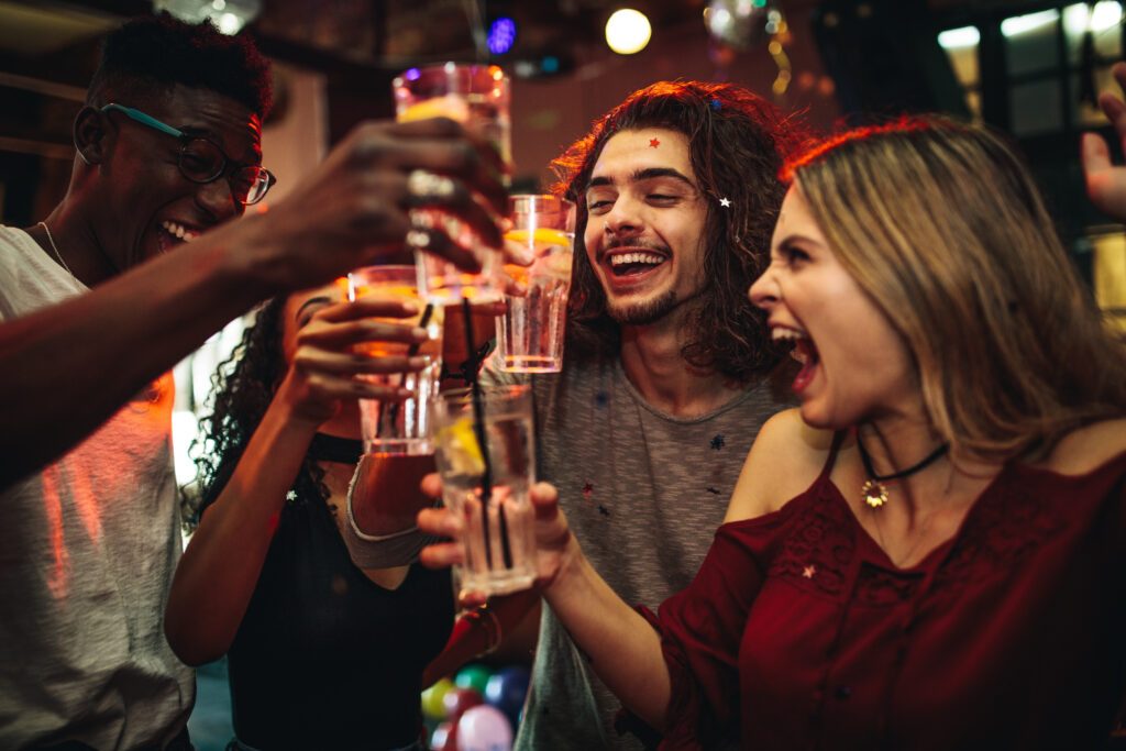 Groupe d'amis dans un bar