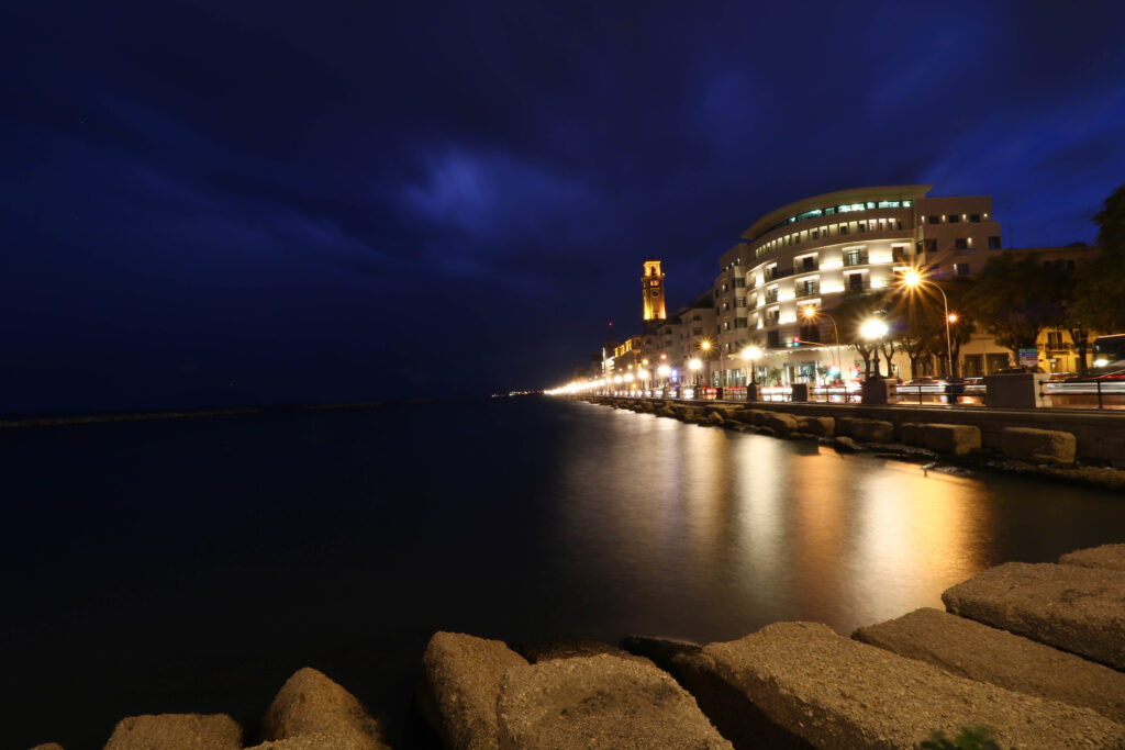 Le lungomare de Bari de nuit