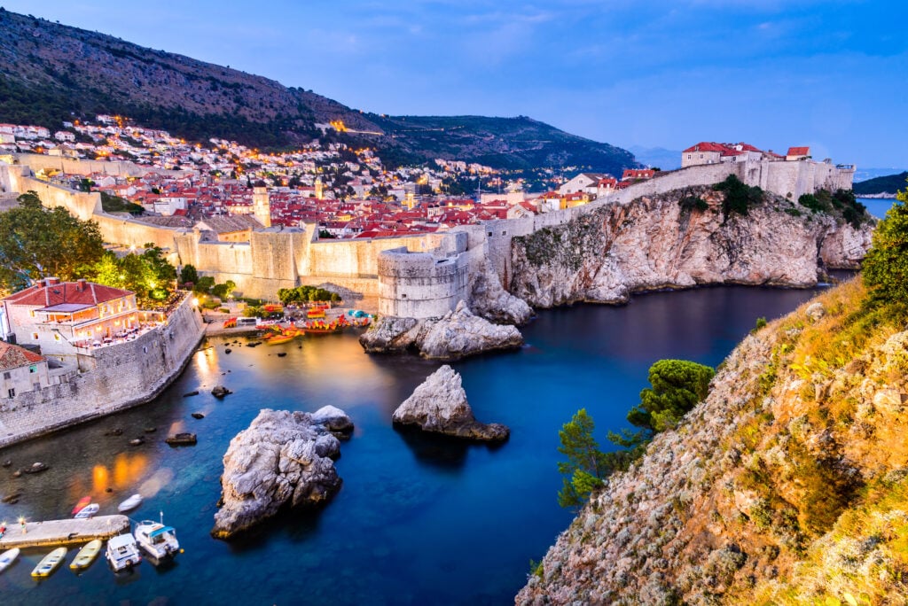 Vue sur Dubrovnik de nuit