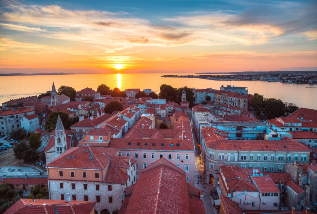 Vue sur Zadar au coucher du soleil