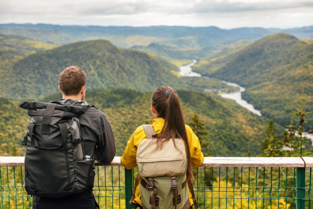 Randonneurs regardant la vue sur le Parc National Jacques Cartier 