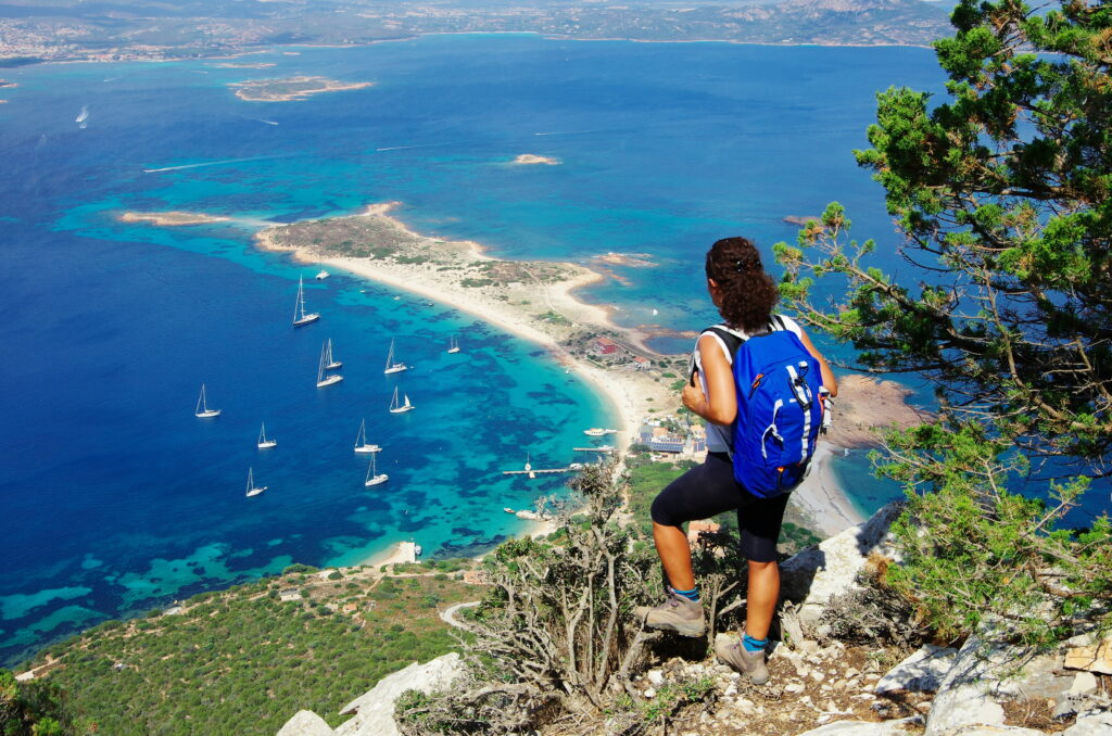 Jeune femme au sommet  de l’île Tavolara