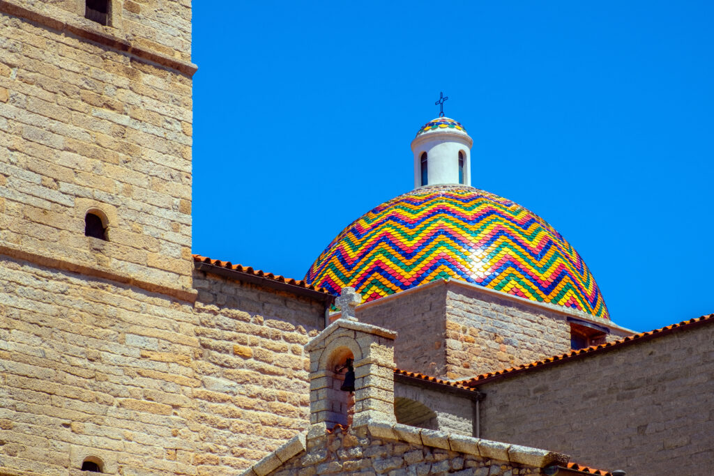 L’Église de St Paul l’Apôtre d’Olbia et son dôme coloré