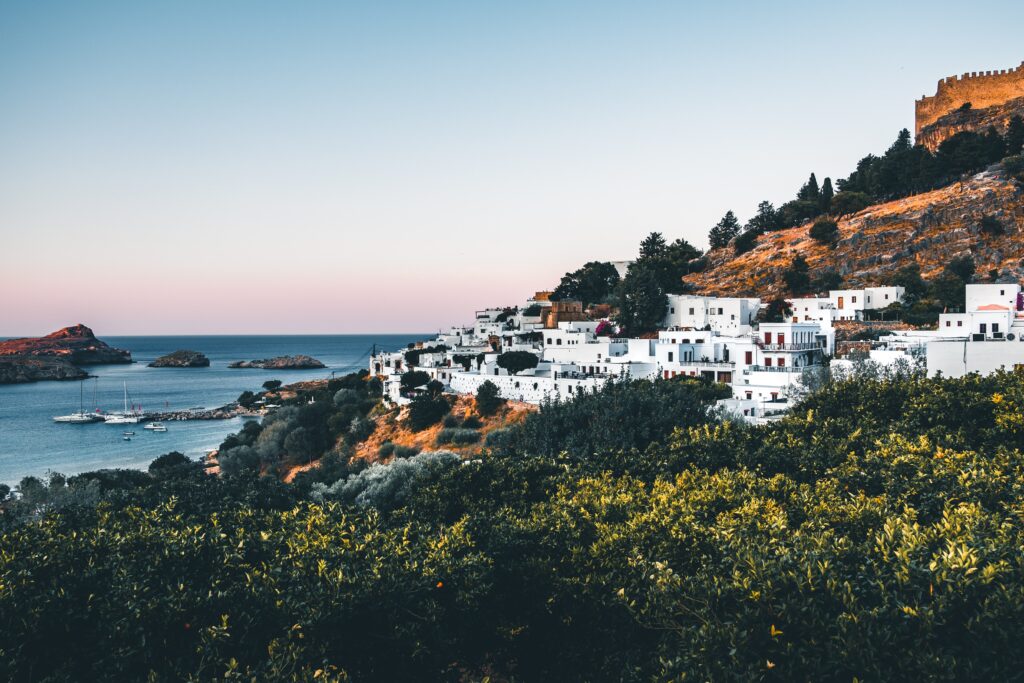 La côte de Rhodes, en surplomb du littoral : la beauté à la grecque