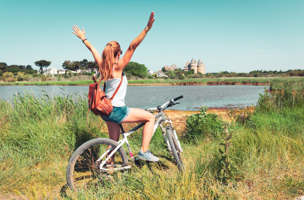 Jeune femme à vélo dans le Morbihan en France