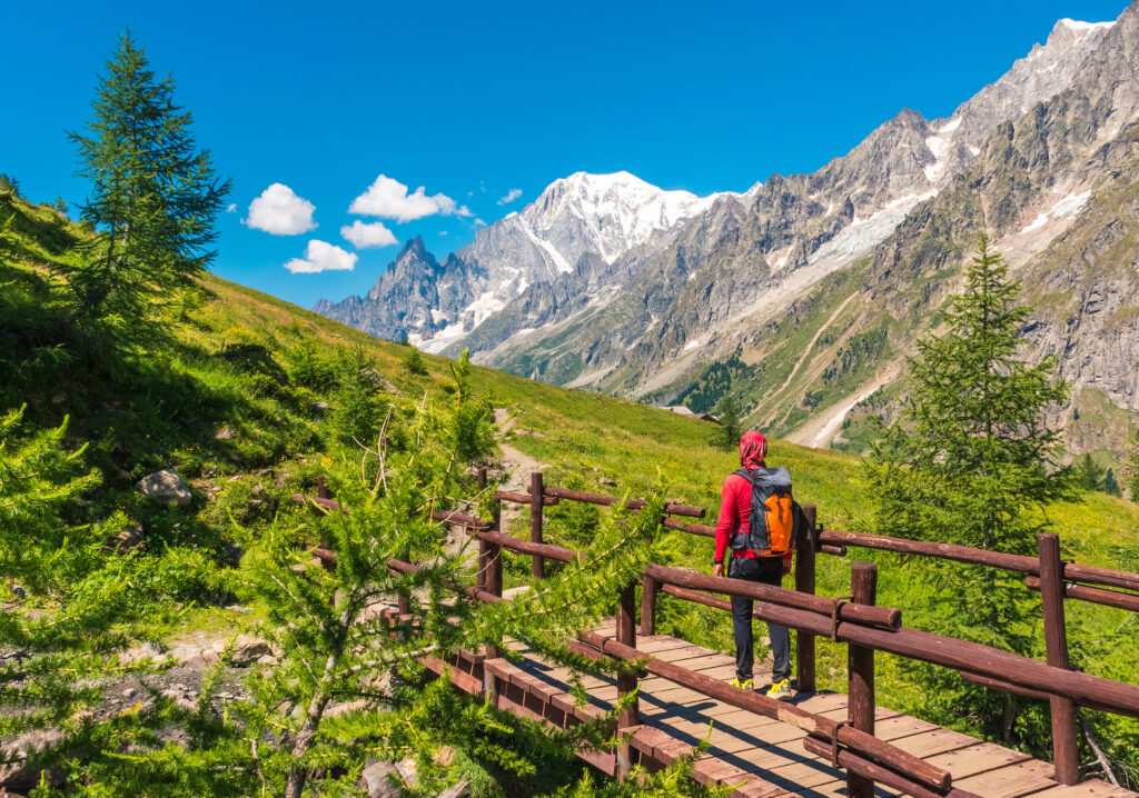 Randonneur regardant le Mont Blanc