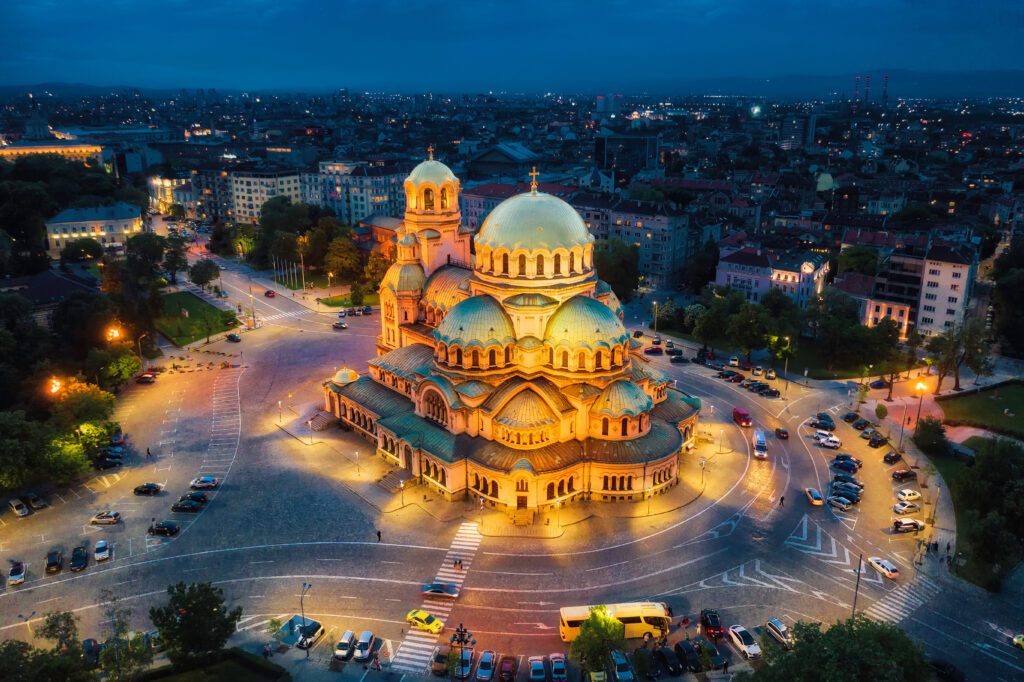 Vue sur Sofia et la cathédrale Alexandre Nevski de nuit