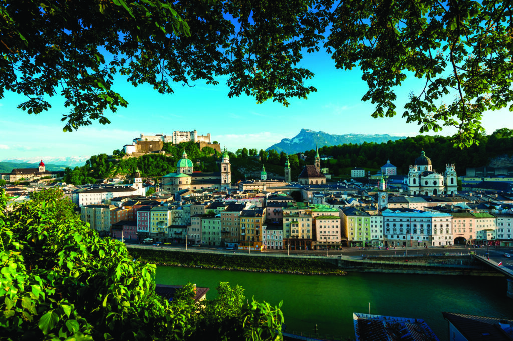 Panorama sur la ville de Salzbourg, surmontée par la Forteresse Hohensalzburg.