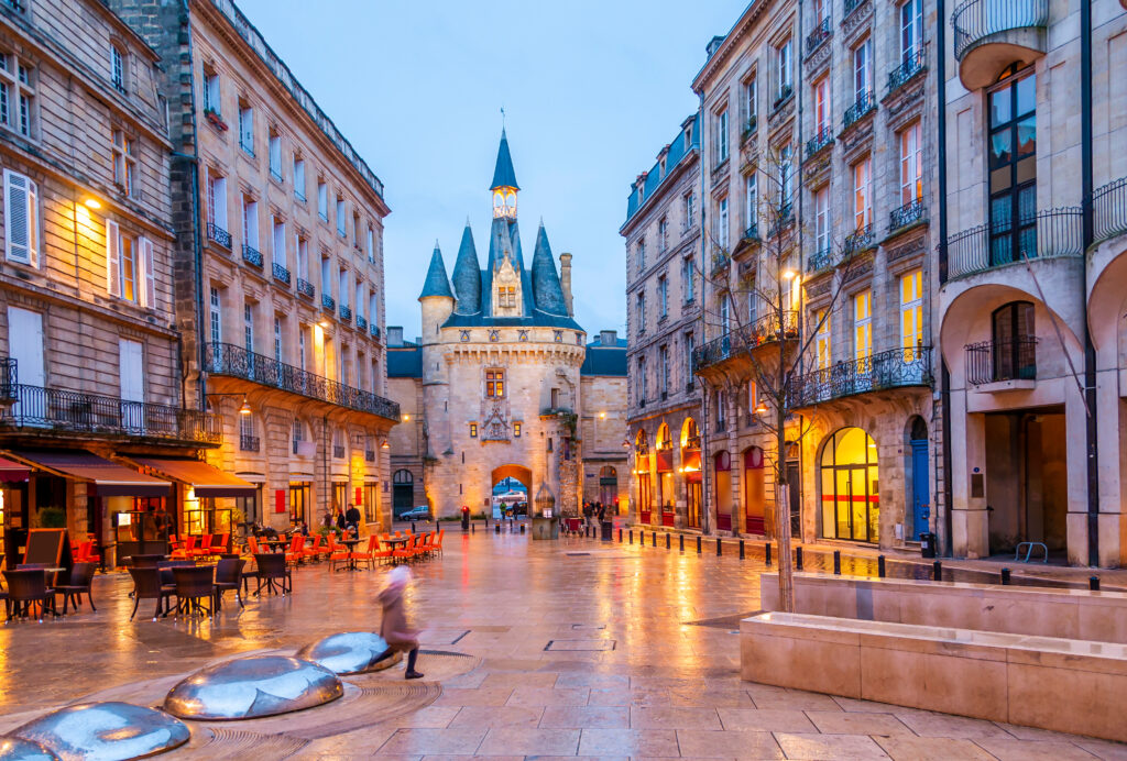 Place du Palais le soir à Bordeaux en Gironde en Nouvelle-Aquitaine